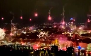 Un feu d'artifice s'est déclenché mardi soir à Lyon pour fêter le 8 décembre.