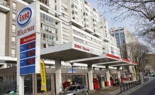 Esso SAF, filiale française du géant pétrolier américain ExxonMobil, a annoncé vendredi un projet d'accord avec le groupe israélien Delek, prévoyant la vente à ce dernier de 46 stations-service situées dans la zone ouest Atlantique en France.