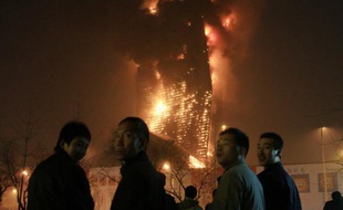 La tour devant abriter les futurs locaux de la télévision centrale chinoise en feu à Pékin le 9 février 2009.