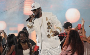 Le chanteur R. Kelly aux Soul Train Music Awards