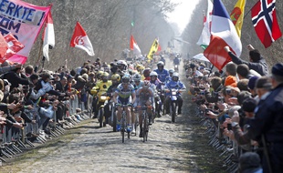 111e dition de la course cycliste Paris-Roubaix le 7 avril 2013. Ici les coureurs passent sur le mythique secteur pavé de la trouée d'Arenberg.