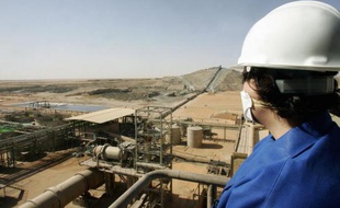 Niamey et Areva négocient âprement pour l'uranium nigérien, stratégique pour les deux parties, les autorités exigeant qu'il finance le développement du pays quand le géant français du nucléaire dépend étroitement de l'extraction de ce minerai.