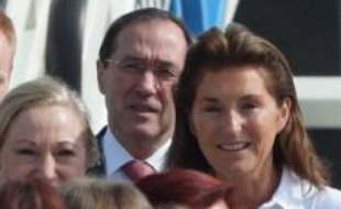 En France, le rôle inhabituel joué par l'épouse du président, qui s'est rendue deux fois à Tripoli avant de ramener les détenus bulgares dans l'avion présidentiel avec la commissaire européenne, a suscité de nombreuses critiques.