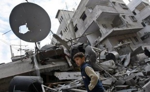 Israël bombardait la bande de Gaza par les airs et par la mer, samedi, au début de la deuxième semaine de sa guerre contre le Hamas, dont le chef a prévenu qu'un "sombre destin" attendait les soldats israéliens en cas d'offensive terrestre.