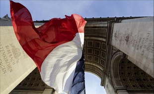 Le drapeau français sous l'Arc de Triomphe à Paris, le 11 novembre 2013.
