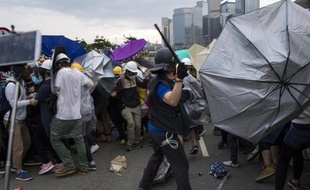 Heurts entre policiers et manifestants prodémocratie près du siège du gouvernement, dans le quartier d'Admiralty, le 1er décembre 2014 à Hong Kong