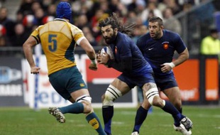 Sébastien Chabal charge contre l'Australie.