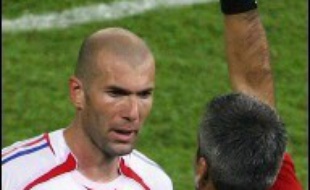 Zinédine Zidane n'est plus un joueur de football, il est désormais un joueur qui appartient à la légende, malgré une finale ternie par un geste de folie et une exclusion, dimanche contre une Italie qui l'a privé d'adieux en apothéose et d'une deuxième étoile de champion du monde (1-1 a.p., 5 tab à 3).