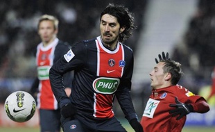 Milan Bisevac, le défenseur serbe du Paris SG, a signé pour quatre ans avec Lyon, a annoncé l'OL jeudi, dont l'arrière droit Anthony Réveillère n'a pas satisfait à la visite médicale du PSG, qui a renoncé à l'engager, alors qu'il devait faire le chemin inverse dans le cadre d'un échange.