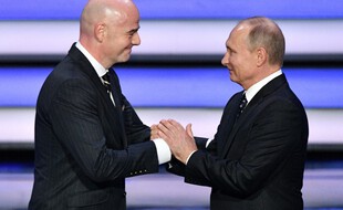 Gianni Infantino et Vladimir Poutine complotent quelque chose.
