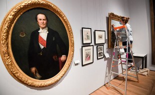 Un peintre travaille à la restauration d'un tableau au musée Carnavalet le 21 mai 2021 à Paris, qui rouvrira le 29 mai 2021 après une période de rénovation de quatre ans.