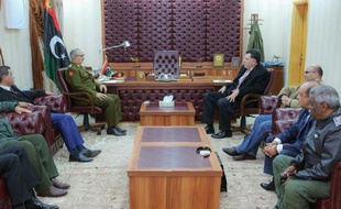 Le général Khalifa Haftar commandant des forces loyales au gouvernement et le chef du conseil présidentiel libyen reconnu par l'ONU, Fayez al-Sarraj, le 31 janvier 2016 à al-Marj