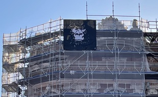 Le pochoir de Loïc L. affiché sur la façade du Capitole, à Toulouse .