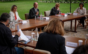 Le premier ministre Jean Castex aux côtés de Barbara Pompili et Marc Fesneau rencontre les representants de la convention citoyenne pour le climat a l’Hôtel de Matignon, le 20 juillet 2020.
