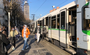 La ligne 2 de tramway à la station 50-Otages à Nantes.