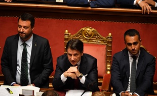 Le Premier ministre italien, Giuseppe Conte, le ministre de l'Intérieur, Matteo Salvini (gauche) et le ministre du Développement économique, du Travail et des Politiques sociales, Luigi Di Maio (droite), devant le Sénat à Rome, le 20 août 2019.