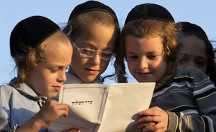 Des enfants portant une kippa.