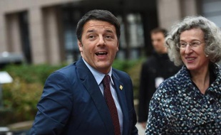Le chef du gouvernement italien Matteo Renzi arrive au sommet des dirigeants de l'UE à Bruxelles le 23 octobre 2014