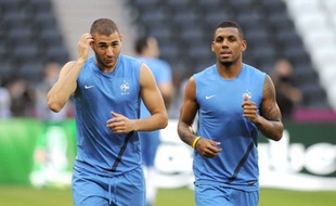 Karim Benzema et Yann M'vila pendant un entraînement avec l'équipe de France, à Donetsk (Ukraine), le 9 juin 2012.