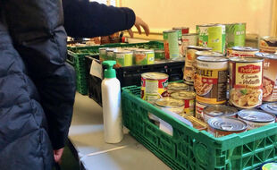Une vingtaine de jeunes ont pu bénéficier des premiers colis alimentaires de ce nouveau centre des Restos du coeur. Paris le 21 octobre 2021