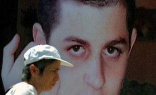 Le soldat israélien Gilad Shalit, enlevé par des activistes palestiniens près de la frontière avec Gaza en juin 2006, sera "immédiatement" relâché si Israël libère des prisonniers palestiniens, a affirmé vendredi au Caire un responsable du mouvement islamiste Hamas.