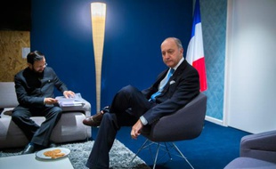 Le ministre des Affaires étrangères Laurent Fabius (à droite) rencontre le ministre de l'environnement indien Prakash Javadekar au Bourget le 10 décembre 2015