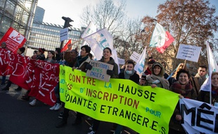 Des étudiants manifestent contre la hausse des frais d'inscription pour les étudiants étrangers le 13 décembre dernier à Paris.
