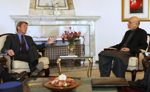 Hamid Karzaï et Bernard Kouchner le 14 mai 2009 à Kaboul (Afghanistan)