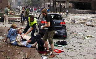 Un homme blessé est secouru après l'explosion qui a ravagé le centre d'Oslo, le 22 juillet 2011.