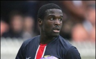 Le défenseur du Paris SG, Bernard Mendy, s'est excusé mardi sur le site internet officiel de son club pour le bras d'honneur adressé aux supporteurs parisiens qui l'avaient pris en grippe dimanche lors de la rencontre de championnat face à Nice (0-0).