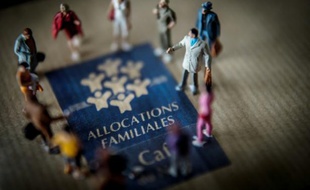 Les familles gagnant plus de 6.000 euros nets par mois verront leurs allocations familiales divisées par deux