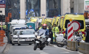 Voitures de police et secours près du métro Maelbeek à Bruxelles après l'attentat du mardi 22 mars 2016.