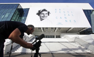 L'affiche du 68e Festival de Cannes, éclairée par le sourire d'Ingrid Bergman, a été hissée sur la façade du Palais des festivals lundi matin.