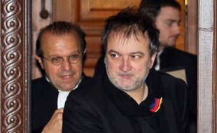 La cour d'appel de Lyon rendra mardi à 14H00 son jugement concernant les 3,6 millions d'euros de dommages et intérêts réclamés à Clearstream par le journaliste Denis Robert, sorti blanchi de dix années de bras de fer judiciaire avec la société luxembourgeoise qui le poursuivait pour diffamation.