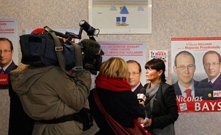 Des policiers perquisitionnent le siège de la fédération socialiste du Pas-de-Calais à Lens, le 6 décembre 2012.La secrètaire générale, Catherine Génisson.