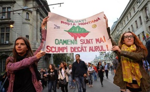 Plus de 20.000 Roumains manifestaient dimanche soir en Roumanie pour le 22e jour consécutif contre un projet de loi du gouvernement ouvrant la voie à l'exploitation en Transylvanie d'une mine d'or canadienne qui prévoit l'utilisation d'une grande quantité de cyanure.
