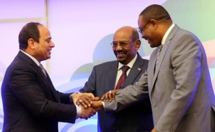 Le président égyptien Abdel Fatah al-Sissi (G), son homologue soudanais Omar el-Béchir (C) et le Premier ministre éthiopien Hailemariam Desalegn, le 23 mars 2015 à Khartoum