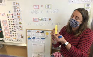 Barbara enseigne le breton à l'école publique Camille Claudel à Nantes.