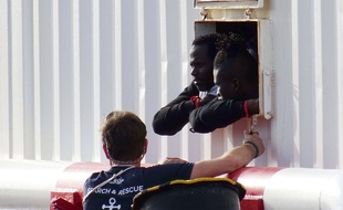 180 migrants sont coincés à bord du navire humanitaire l'Ocean Viking, coincé entre Malte et l'Italie.