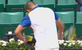Mikhaïl Youzhny fracasse sa raquette à Roland-Garros, le 3 juin 2013