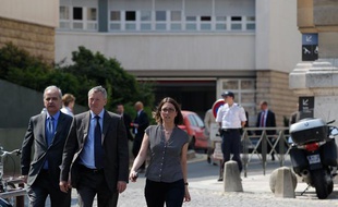 Le préfet des Yvelines, Erard Corbin de Mangoux, sort du centre communal d'action sociale après que le forcené se soit rendu, le 17 juillet 2013.