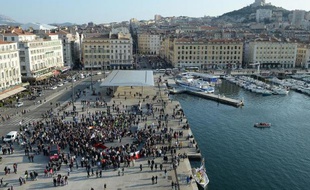 Vue générale du vieu port de Marseille et de Notre Dame de la Garde à Marseille, le 9 mars 2014