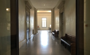 Les couloirs de la cour d'assises et de la cour criminelle de l'Hérault (Illustration)