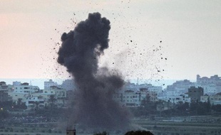De la fumée après un bombardement israélien dans la bande de Gaza le 16 juillet 2014