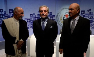 Les candidats à la présidentielle afghane Ashraf Ghani (gauche) et Abdullah Abdullah (centre) arrivent à un débat télévisé, le 8 février 2014 à Kaboul
