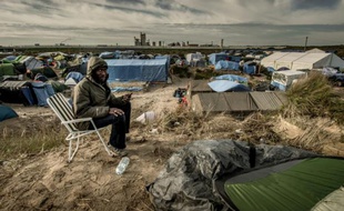 Un homme appelle sa famille restée au Soudan le 5 novembre 2015 dans "la Jungle" à Calais