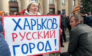 Manifestante à Karkhiv avec une pancarte "Kharkov est une ville russe", le 7 avril 2014