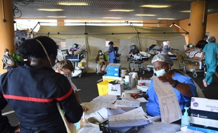 A l'hôpital universitaire Pierre Zobda-Quitman, des patients attendent le résultat de leur test Covid-19, à Fort-de-France le 1er décembre 2021.