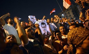 A l'approche des 100 jours au pouvoir du président Mohamed Morsi, les Egyptiens sont partagés sur l'action de leur premier président librement élu, salué pour avoir renvoyé les militaires dans leurs casernes, mais critiqué pour le peu d'améliorations de leur quotidien.