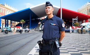 Le major Pascal Gilli devant la structure érigée pour la journée de commémoration du 14 juillet